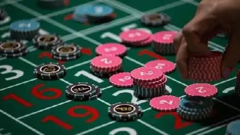 a80gg APP ဖြင့် မိုဘိုင်းဖုန်းမှ Slots ဂိမ်းကစားနေသောမြင်ကွင်း